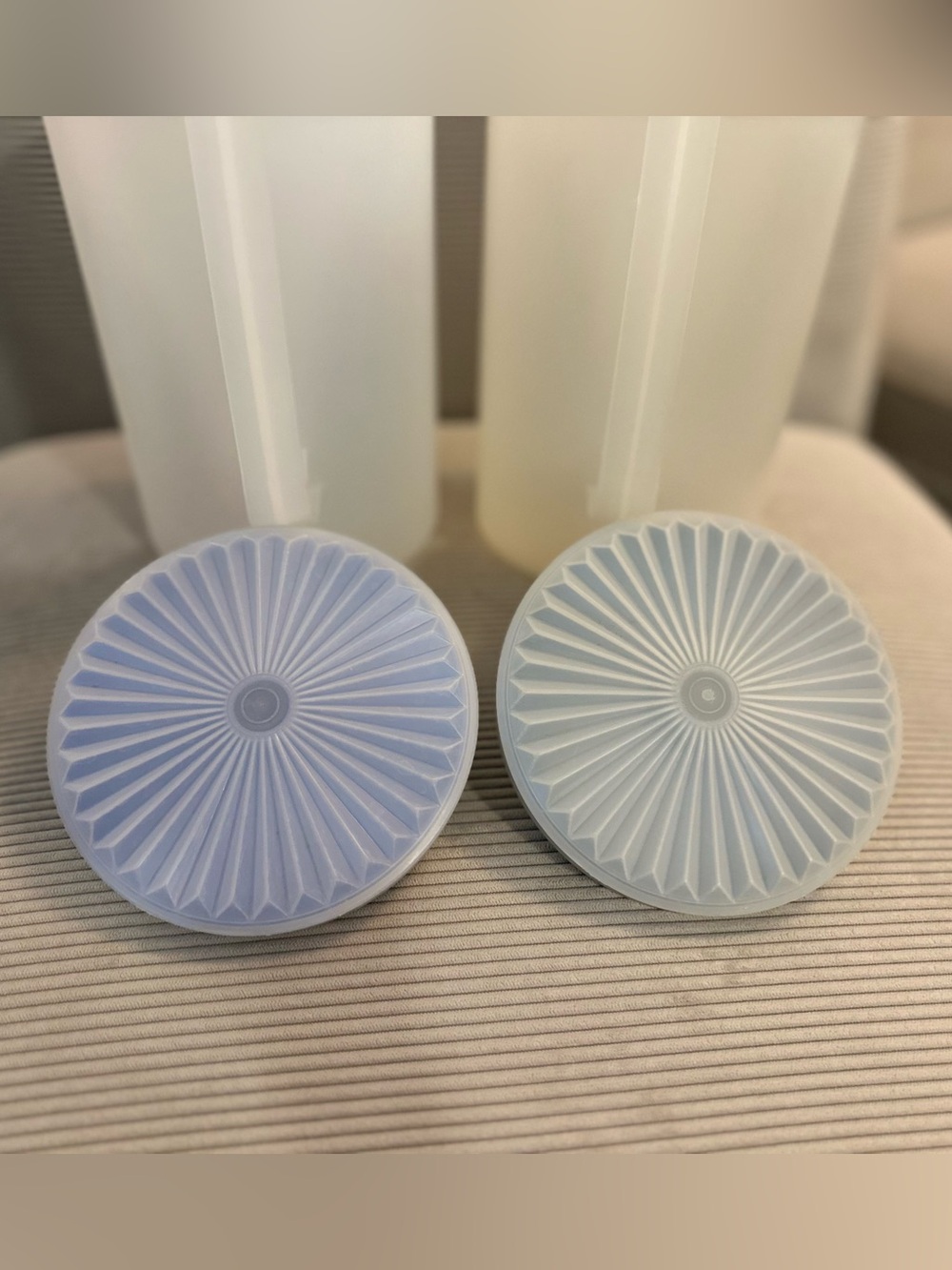 Set of 2 - vintage Tupperware push-button pitchers - Picture 6 of 8